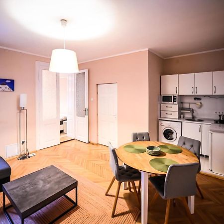 Jules' Sunny, Spacious And Central Apartment Nagyszeben Kültér fotó