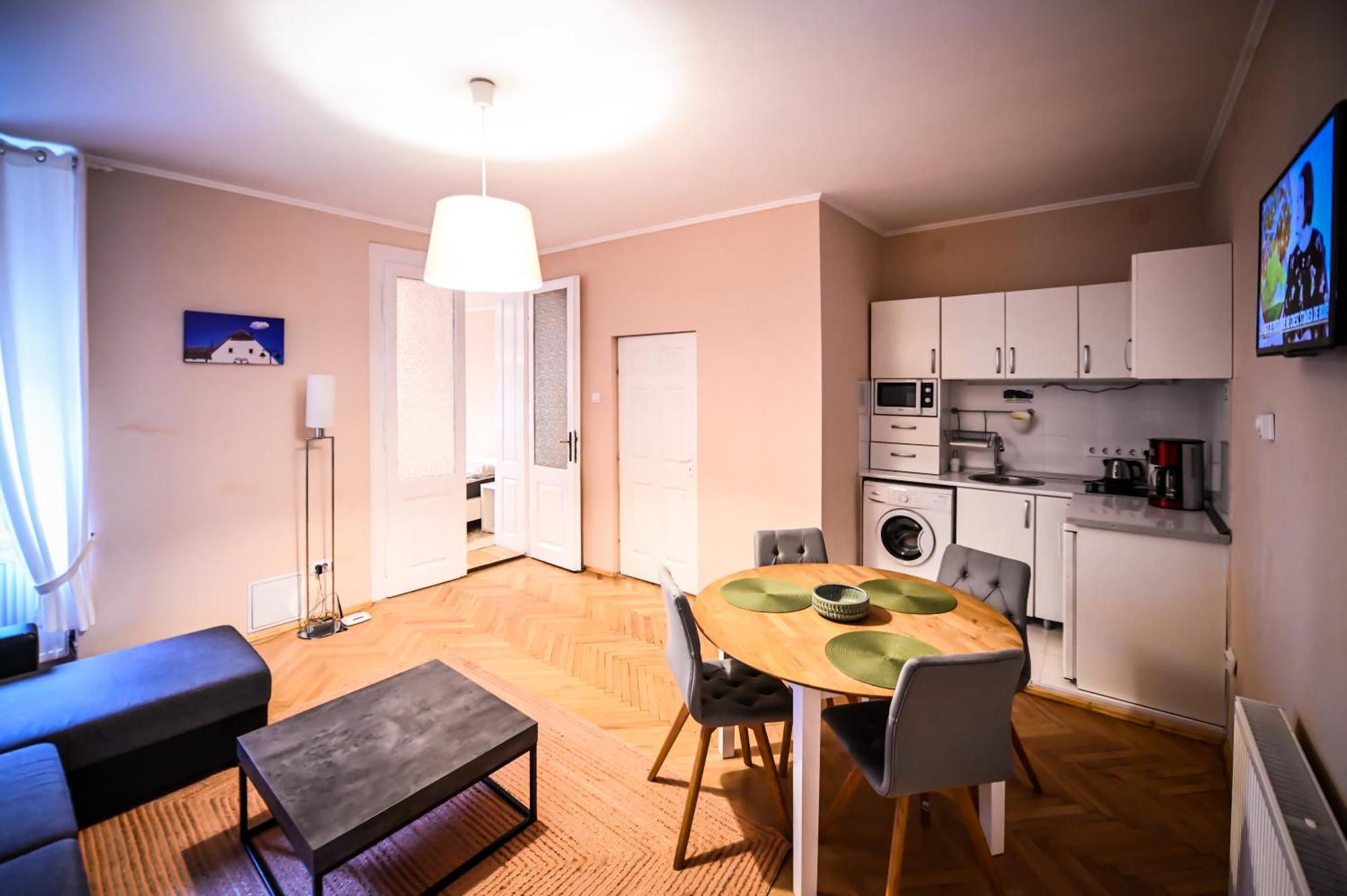 Jules' Sunny, Spacious And Central Apartment Nagyszeben Kültér fotó